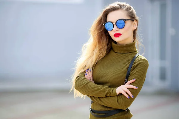 Junge Schöne Frau Posiert Freien Mit Grünem Kleid Und Sonnenbrille — Stockfoto