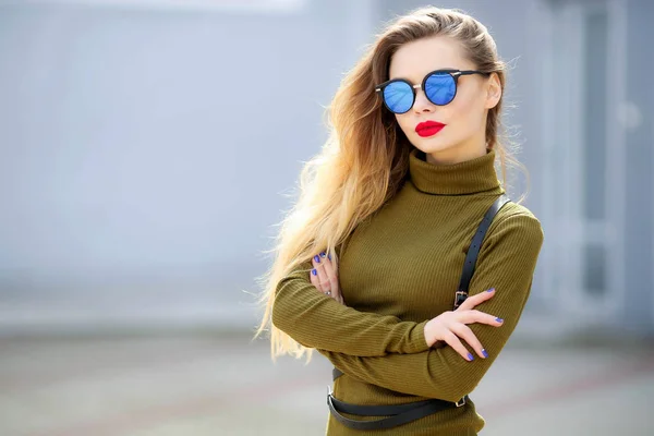 Jonge Mooie Vrouw Poseren Buitenshuis Dragen Groene Jurk Zonnebril — Stockfoto