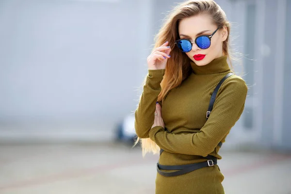 Young Beautiful Woman Posing Outdoors Wearing Green Dress Sunglasses — Stock Photo, Image