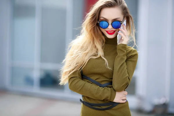 Young Beautiful Woman Posing Outdoors Wearing Green Dress Sunglasses — Stock Photo, Image