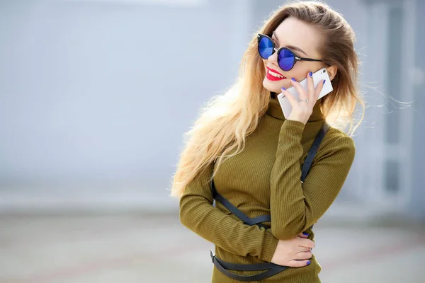 Jonge Mooie Vrouw Poseren Buitenshuis Dragen Groene Jurk Zonnebril — Stockfoto