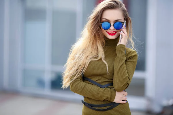 Jonge Mooie Vrouw Poseren Buitenshuis Dragen Groene Jurk Zonnebril — Stockfoto