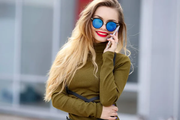 Jovem Bela Mulher Posando Livre Vestindo Vestido Verde Óculos Sol — Fotografia de Stock