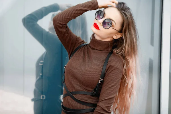 Joven Hermosa Mujer Posando Aire Libre Con Vestido Marrón Gafas —  Fotos de Stock