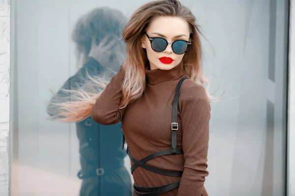 Joven Hermosa Mujer Posando Aire Libre Con Vestido Marrón Gafas — Foto de Stock