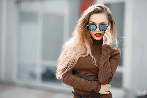 Young Beautiful Woman Posing Outdoors Wearing Brown Dress Sunglasses — Stock Photo, Image