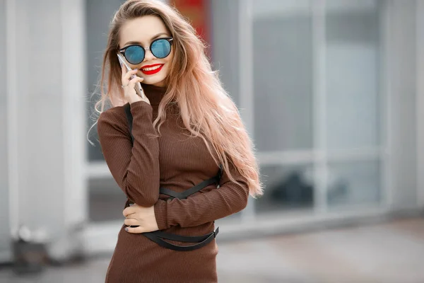 Young Beautiful Woman Posing Outdoors Wearing Brown Dress Sunglasses — Stock Photo, Image