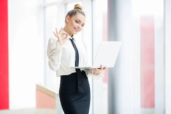 Bella Donna Affari Posa Con Computer Portatile — Foto Stock