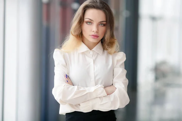 Schöne Blonde Geschäftsfrau Posiert Büro — Stockfoto