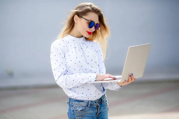 Молода Красива Блондинка Позує Відкритому Повітрі Ноутбуком — стокове фото