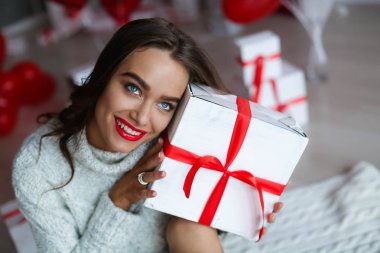 Studio hediye kutusu ile poz güzel esmer kadın kapatmak dikey