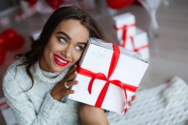 Studio hediye kutusu ile poz güzel esmer kadın kapatmak dikey