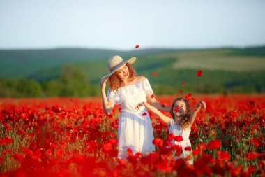 Anne ve kızı haşhaş sahada poz