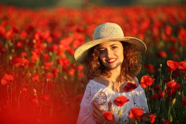 haşhaş alan giyen beyaz elbise ve hasır şapka poz genç güzel kadın 