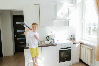 mutfak aletleri ile oynayan sevimli küçük çocuk 