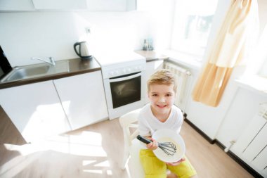 Mutfak mutfak aletleri ile poz şirin küçük çocuğa 