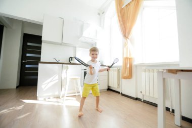 Mutfak mutfak aletleri ile poz şirin küçük çocuğa 