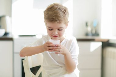 küçük çocuk süt içerken kapatmak dikey 