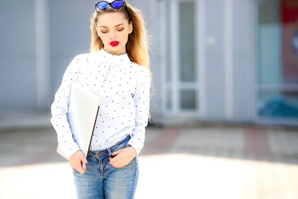 Jonge Mooie Blonde Vrouw Poseren Buitenshuis Met Laptop — Stockfoto