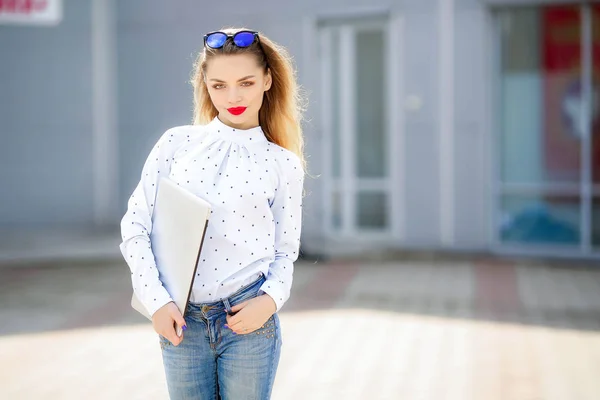 Junge Schöne Blonde Frau Posiert Freien Mit Laptop — Stockfoto