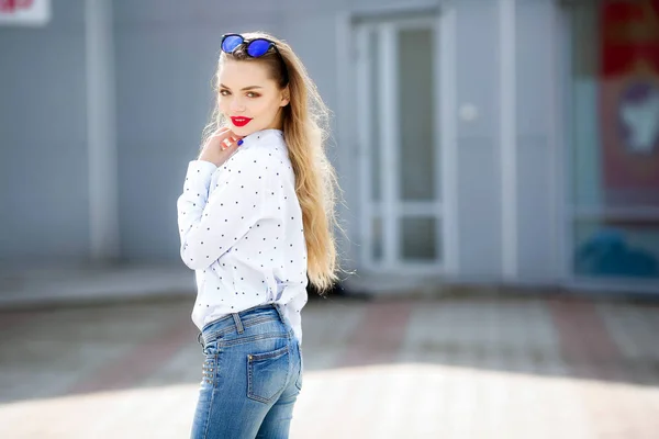 Jovem Bela Mulher Loira Posando Livre Vestindo Roupas Casuais — Fotografia de Stock