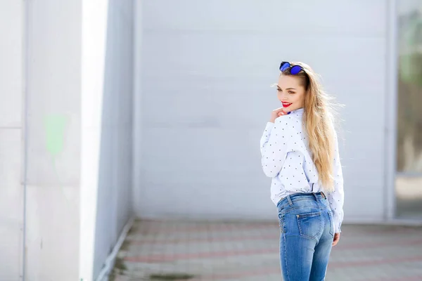 Jonge Mooie Blonde Vrouw Poseren Buiten Het Dragen Van Casual — Stockfoto