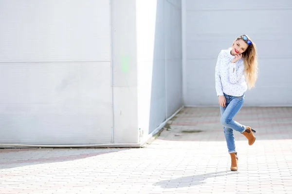Junge Schöne Blonde Frau Posiert Freien Lässiger Kleidung — Stockfoto