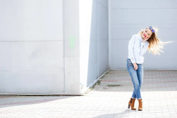 Молодая Красивая Блондинка Позирует Открытом Воздухе Повседневной Одежде — стоковое фото