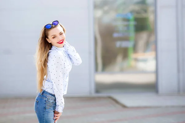 Young Beautiful Blonde Woman Posing Outdoors Wearing Casual Clothes — Stock Photo, Image