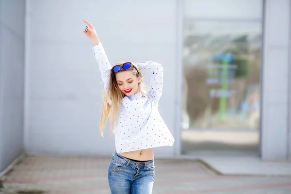 Молодая Красивая Блондинка Позирует Открытом Воздухе Повседневной Одежде — стоковое фото
