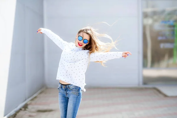 Jonge Mooie Blonde Vrouw Poseren Buiten Het Dragen Van Casual — Stockfoto