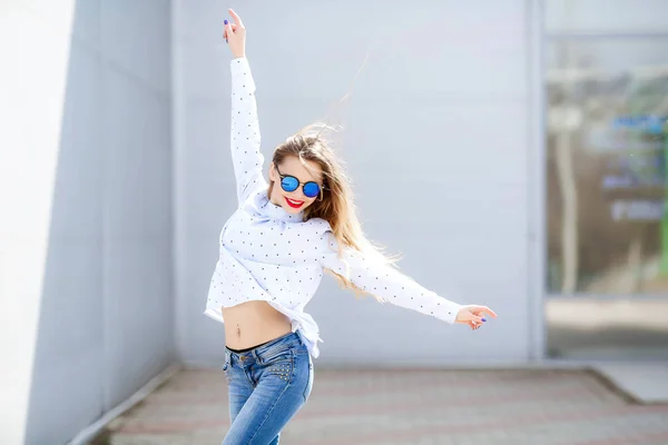 Jonge Mooie Blonde Vrouw Poseren Buiten Het Dragen Van Casual — Stockfoto