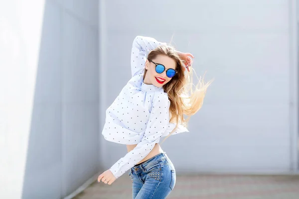 Junge Schöne Blonde Frau Posiert Freien Lässiger Kleidung — Stockfoto