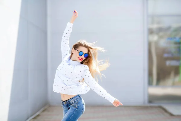 Jonge Mooie Blonde Vrouw Poseren Buiten Het Dragen Van Casual — Stockfoto