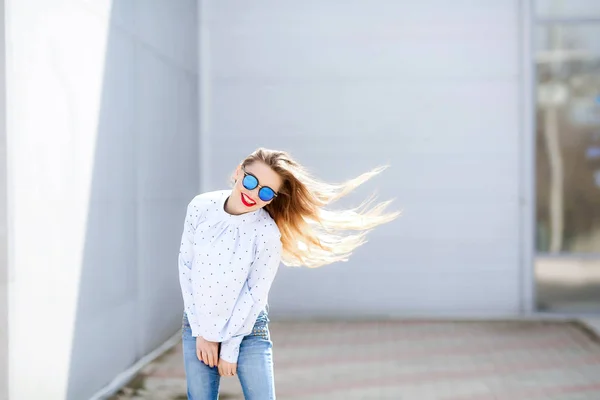 Молода Красива Блондинка Позує Відкритому Повітрі Повсякденному Одязі — стокове фото