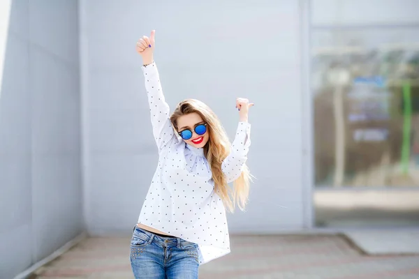 Jonge Mooie Blonde Vrouw Poseren Buiten Het Dragen Van Casual — Stockfoto