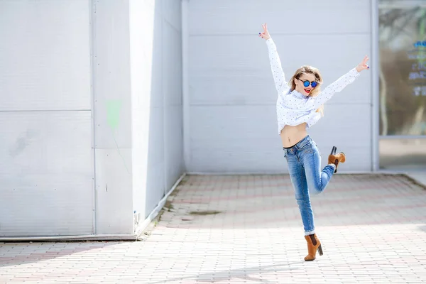 Jonge Mooie Blonde Vrouw Poseren Buiten Het Dragen Van Casual — Stockfoto