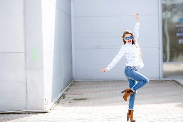 Jonge Mooie Blonde Vrouw Poseren Buiten Het Dragen Van Casual — Stockfoto