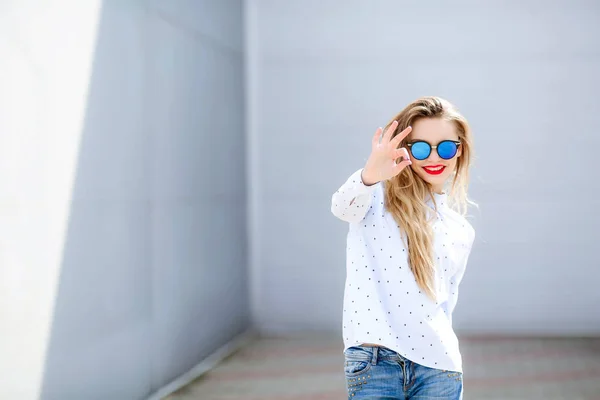 Jonge Mooie Blonde Vrouw Poseren Buiten Het Dragen Van Casual — Stockfoto