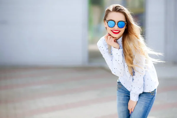 Jonge Mooie Blonde Vrouw Poseren Buiten Het Dragen Van Casual — Stockfoto