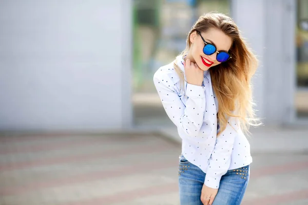 Jonge Mooie Blonde Vrouw Poseren Buiten Het Dragen Van Casual — Stockfoto