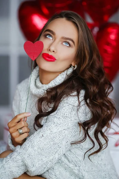 Kobieta Stwarzających Studio Balony Kształcie Serca Tle Koncepcja Walentynki — Zdjęcie stockowe