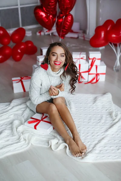 Vrouw Poseren Studio Met Geschenkdozen Ballonnen Valentines Day Concept — Stockfoto