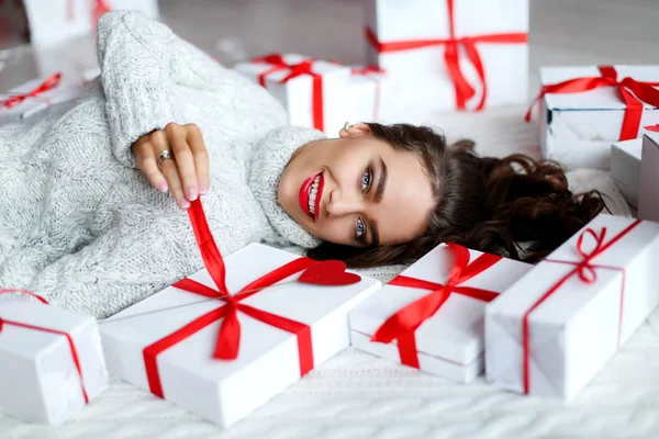 Belle Femme Brune Posant Studio Avec Des Boîtes Cadeaux — Photo