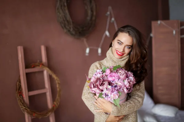 Beautiful Brunette Girl Posing Studio Holding Bouquet Purple Flowers — Stock Photo, Image