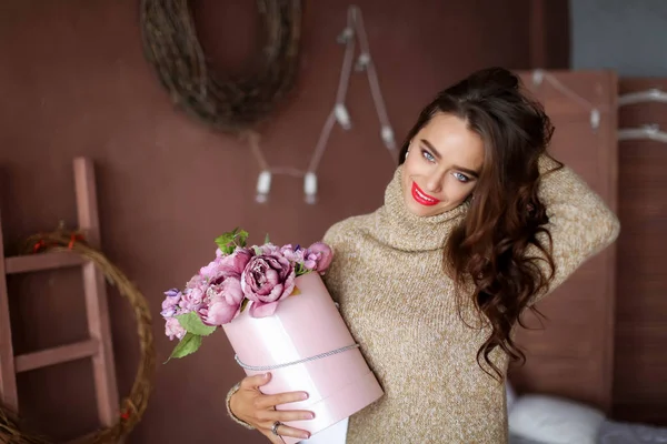 Schöne Brünette Mädchen Posiert Studio Mit Einem Strauß Lila Blumen — Stockfoto