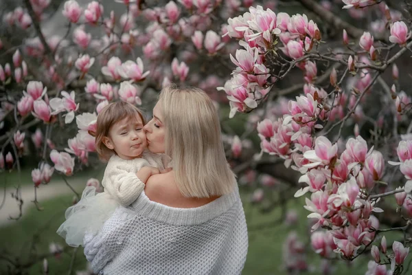 Mother Daughter Garden Outdoor Photosession — Stock Photo, Image