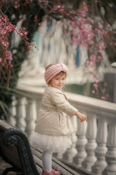 Niña Posando Jardín —  Fotos de Stock