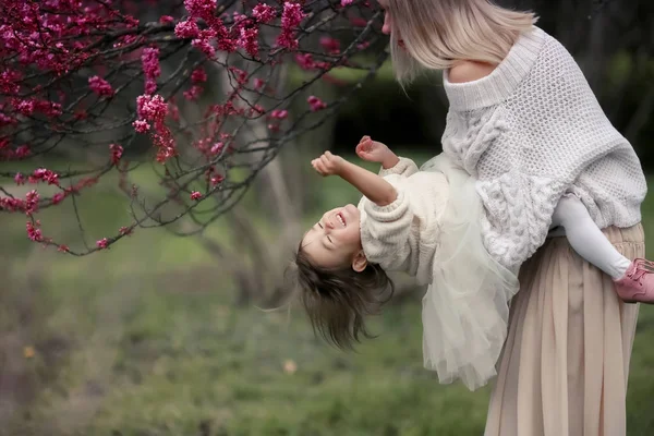 Mother Daughter Garden Outdoor Photosession — Stock Photo, Image