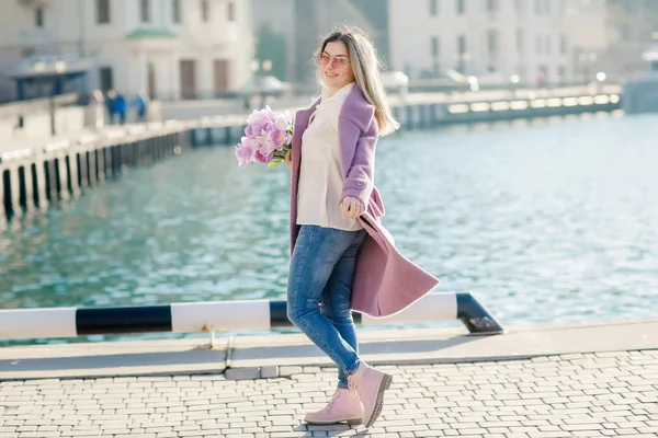 Mooie Vrouw Met Tulpen Poseren Buurt Van Water — Stockfoto